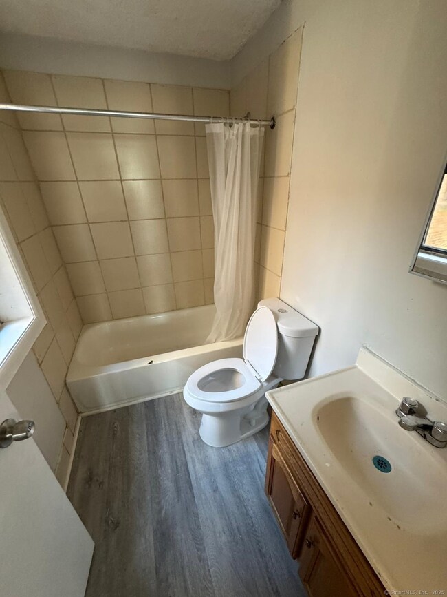 1071 Pembroke St unit 2E, Bridge Port, CT 06608 - photo 6