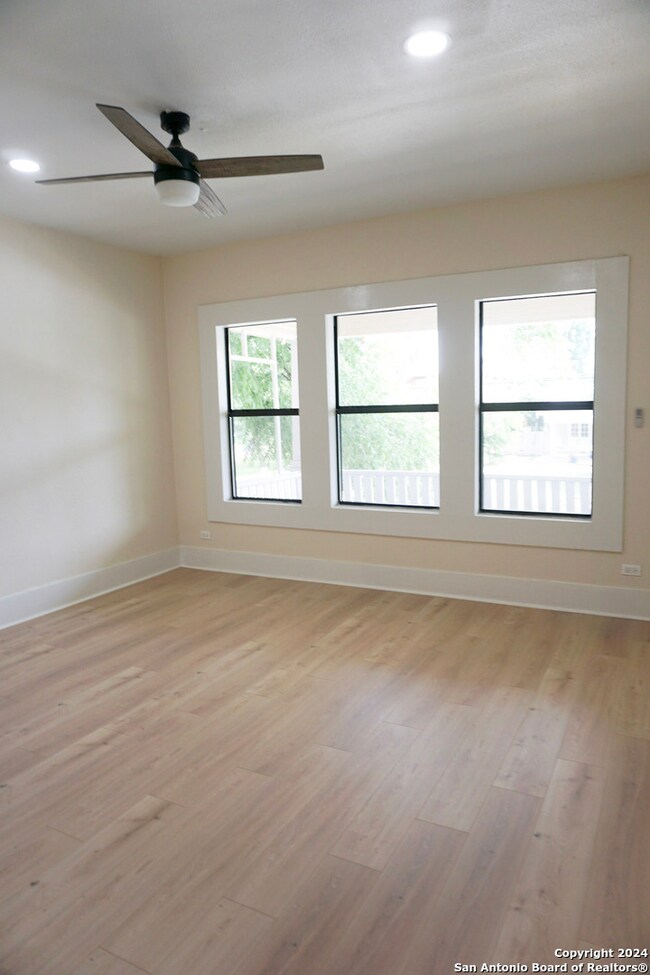 521 E Dewey Place unit 3, San Antonio, TX 78212 - photo 3