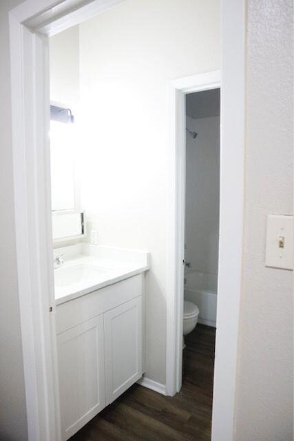 Full bath featuring toilet, shower / bath combina