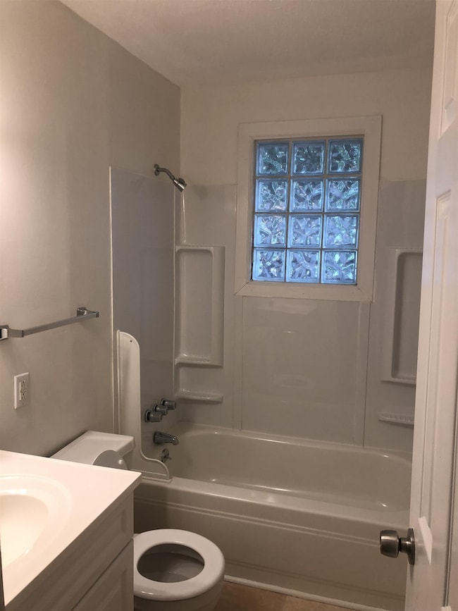 Neutral bathroom with tub/shower combo
