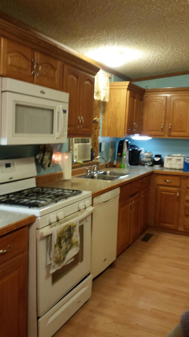 701 28th St W, Williston, ND 58801 - photo 6