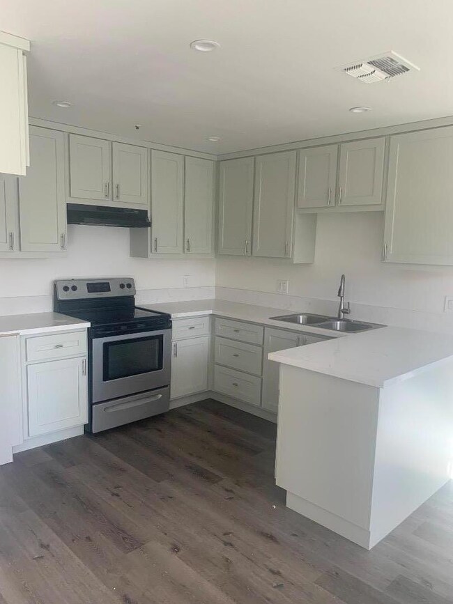 897 Alpha Rd unit B, Turlock, CA 95380 - photo 2