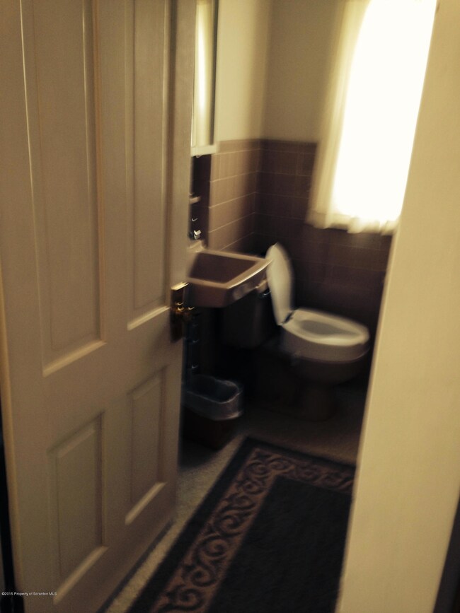 1140 W Locust St, Scranton, PA 18504 - photo 6