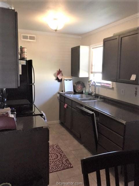 Kitchen with visible vents, dark countertops, a si