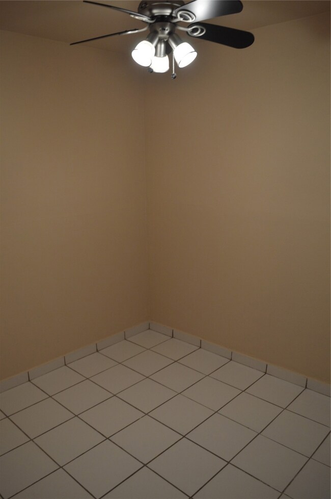 9311 Kingsflower Cir, Houston, TX 77075 - photo 6