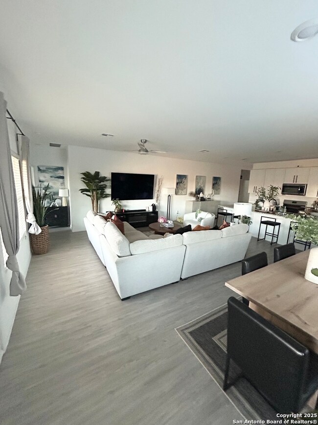 10127 Helios Heights, Converse, TX 78109 - photo 5