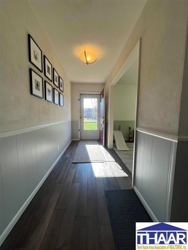 16 E Gateway Dr, Terre Haute, IN 47802 - photo 2