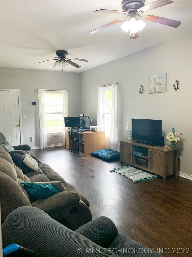 108 W Jefferson St, Henryetta, OK 74437 - photo 4