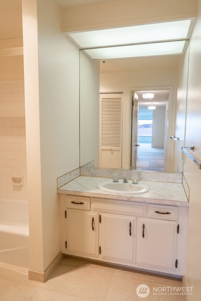 1140 Alki Ave SW unit 303, Seattle, WA 98116 - photo 5