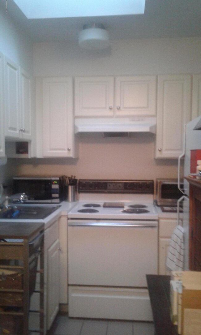 4 Lewis St unit 3rd Floor D, Greenwich, CT 06830 - photo 2