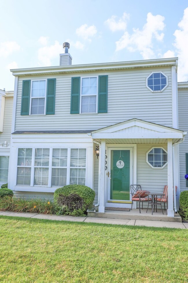 1909 Cherrywood Ct, Joliet, IL 60435 - photo 2