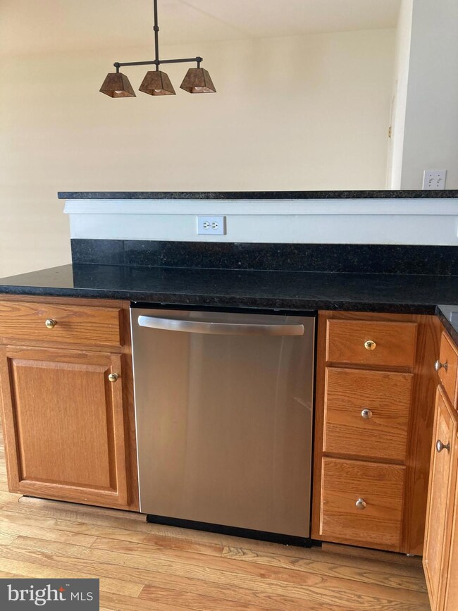 13071 Woodcutter Cir, Germantown, MD 20876 - photo 2