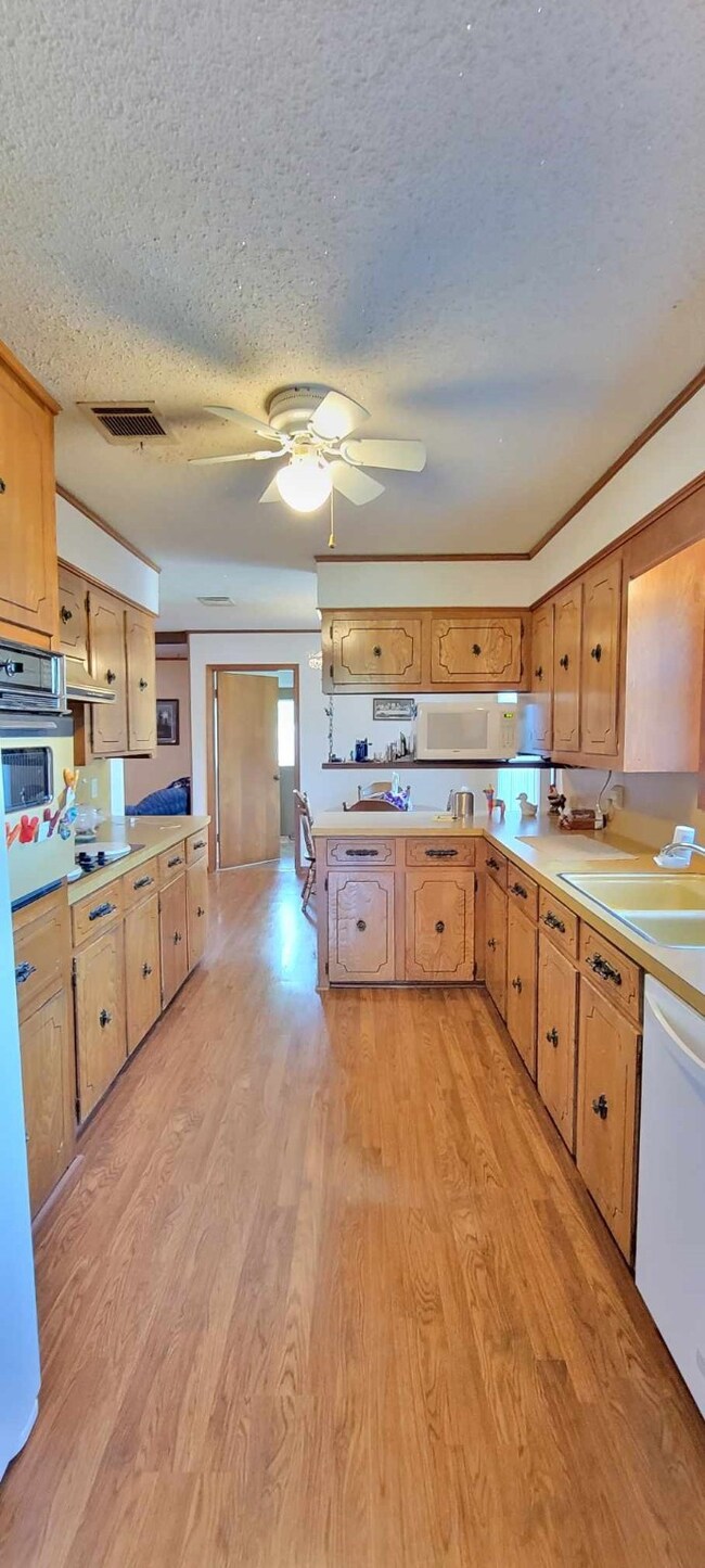 112 San Bernard St, Bay City, TX 77414 - photo 6