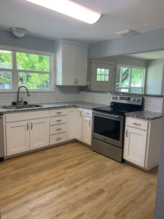 417 W 8th St, Bonham, TX 75418 - photo 4