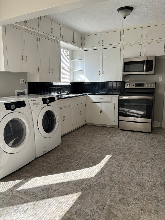 1411 W 34th St, Houston, TX 77018 - photo 6