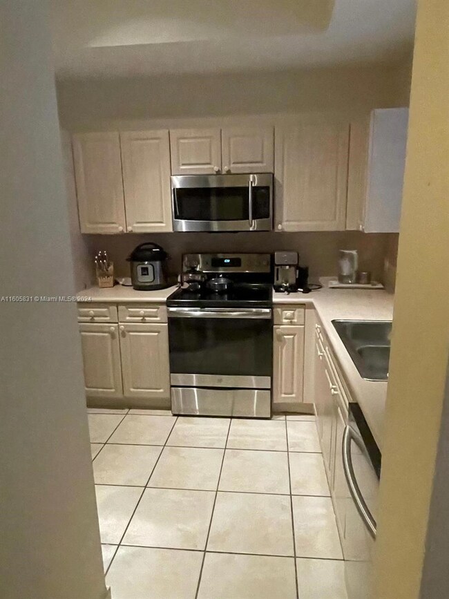 11030 NW 43rd Terrace, Doral, FL 33178 - photo 4