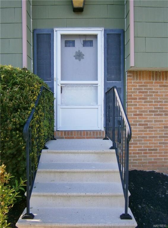 878 Deerfield Dr, North Tonawanda, NY 14120 - photo 2