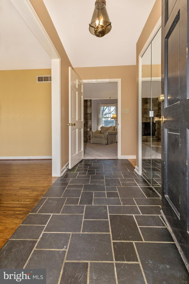 7911 Runnymeade Dr, Frederick, MD 21702 - photo 4