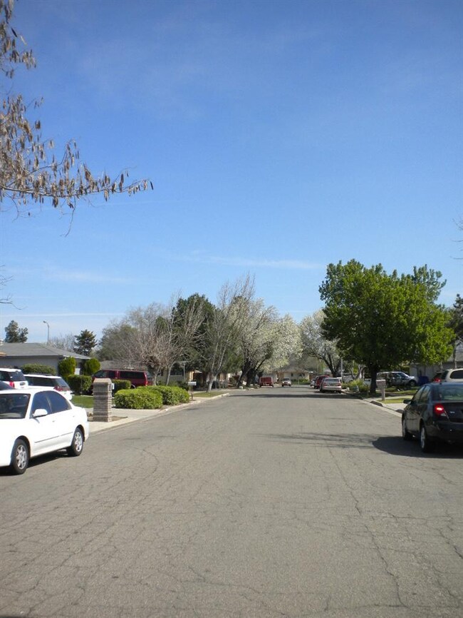 5854 E Lansing Way, Fresno, CA 93727 - photo 3