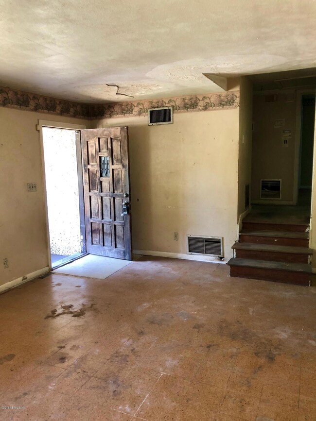 1471 Alecia Dr, Jacksonville, FL 32205 - photo 3