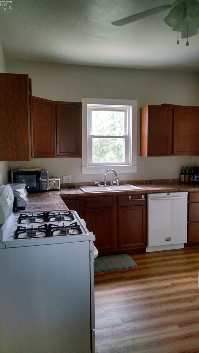 424 W Third (3rd) St, Port Clinton, OH 43452 - photo 4