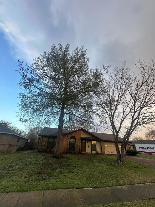 View of front of property featuring a front lawn