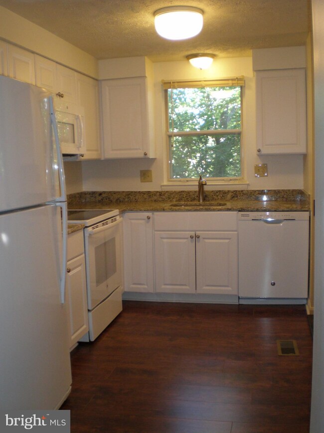 1681 Fieldthorn Dr, Reston, VA 20194 - photo 3