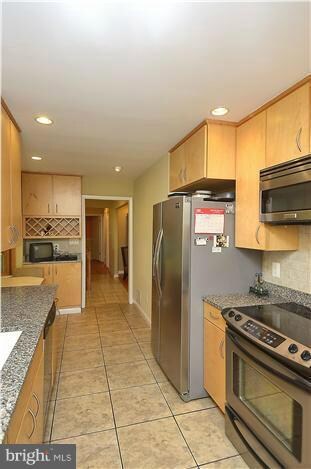 8933 Falling Creek Ct, Annandale, VA 22003 - photo 6