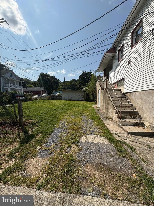 906 Argus St unit 2ND FLOOR, Bethlehem, PA 18015 - photo 2