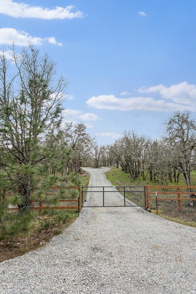 9483 Blackwell Rd, Central Point, OR 97502 - photo 2