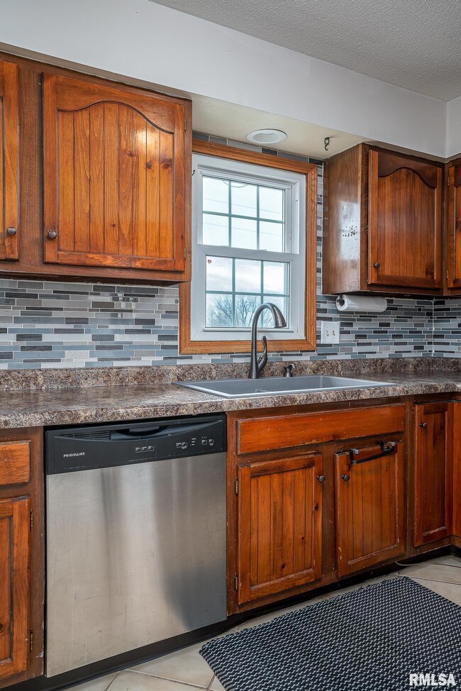 2431 W 60th St, Davenport, IA 52806 - photo 5