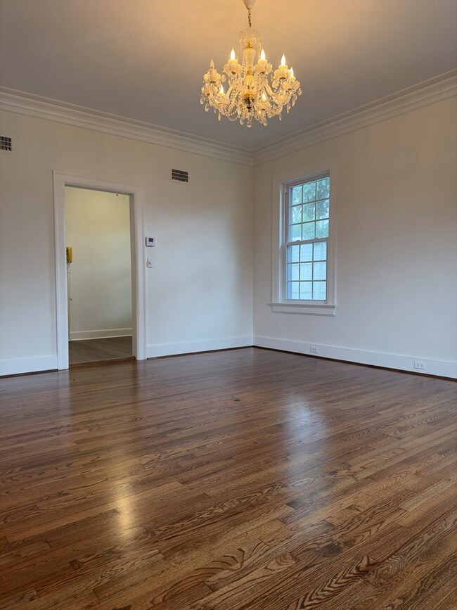 Tall ceiling with picture molding at top