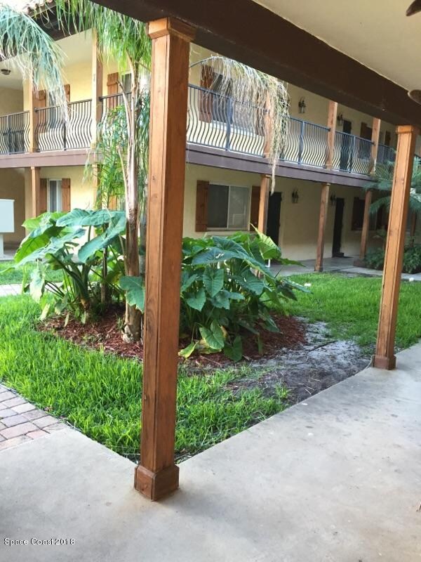 oak street courtyard