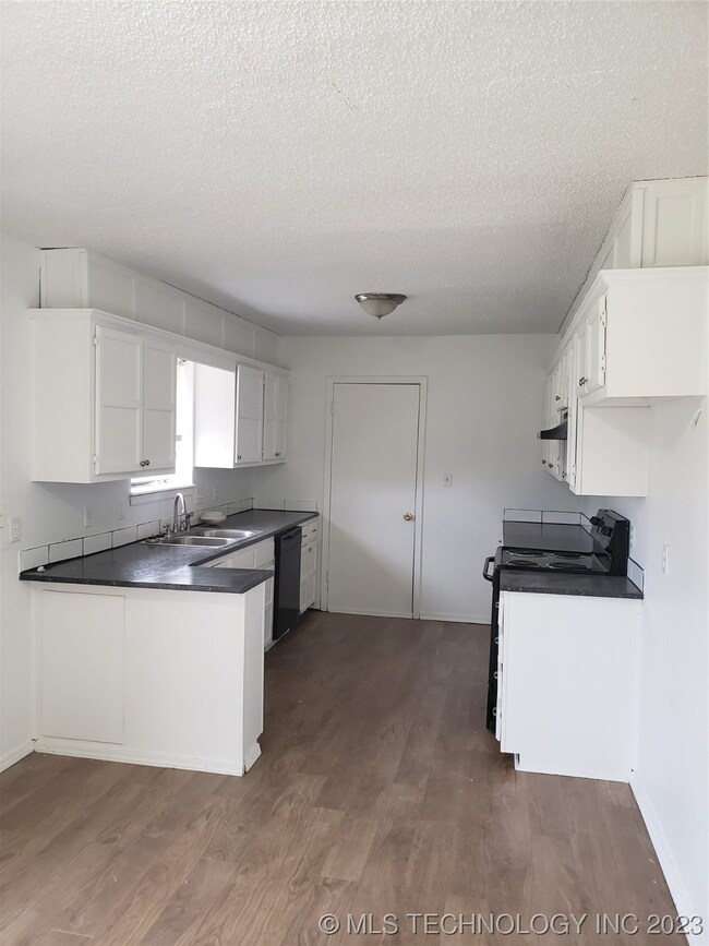 110 E 9th St S, Claremore, OK 74017 - photo 2