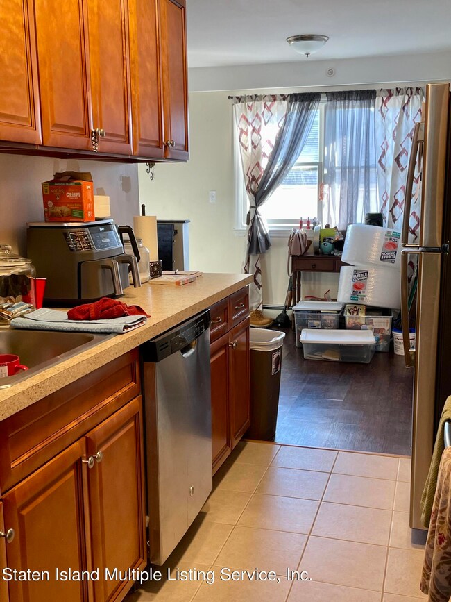 70 Mclaughlin St, Staten Island, NY 10305 - photo 5