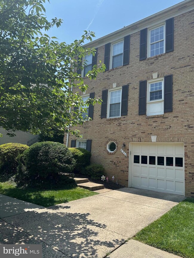 2016 Pieris Ct, Vienna, VA 22182 - photo 2