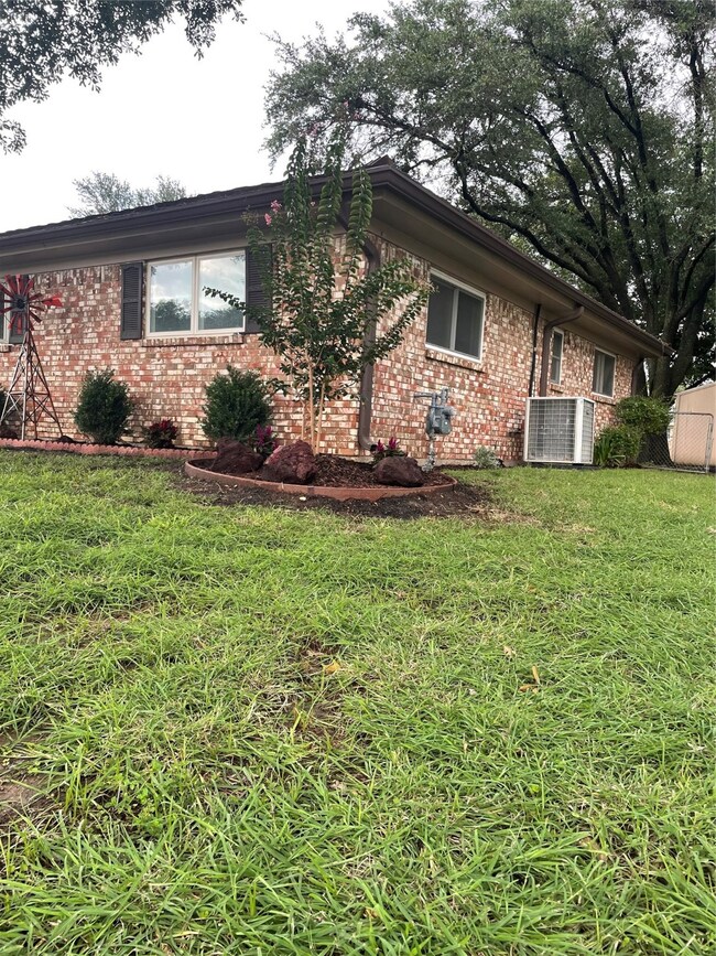 220 Cooper Dr, Hurst, TX 76053 - photo 2