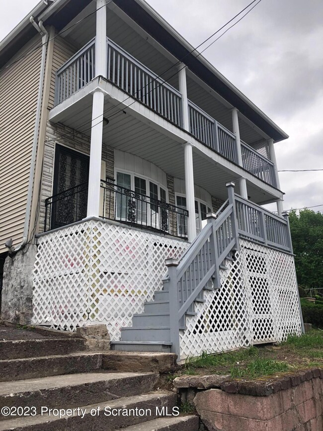 907 Eynon St, Scranton, PA 18504 - photo 2
