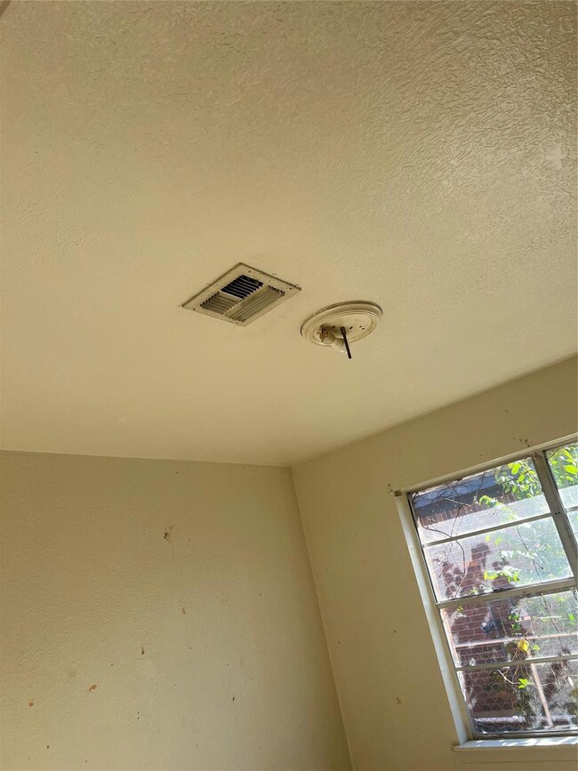 Details featuring a textured ceiling