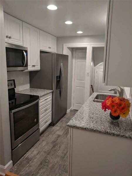 WELL-DONE KITCHEN WITH SS. APPLIANCES, GRANITE TOP