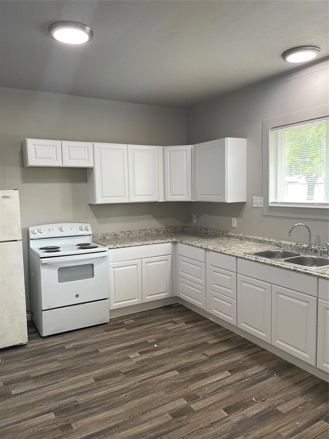 1101 W Lone Star Ave unit B, Cleburne, TX 76033 - photo 6