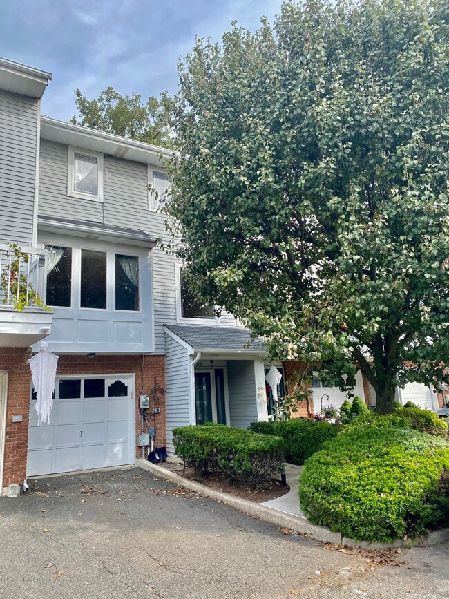 119 Commodore Dr, Staten Island, NY 10309 - photo 2