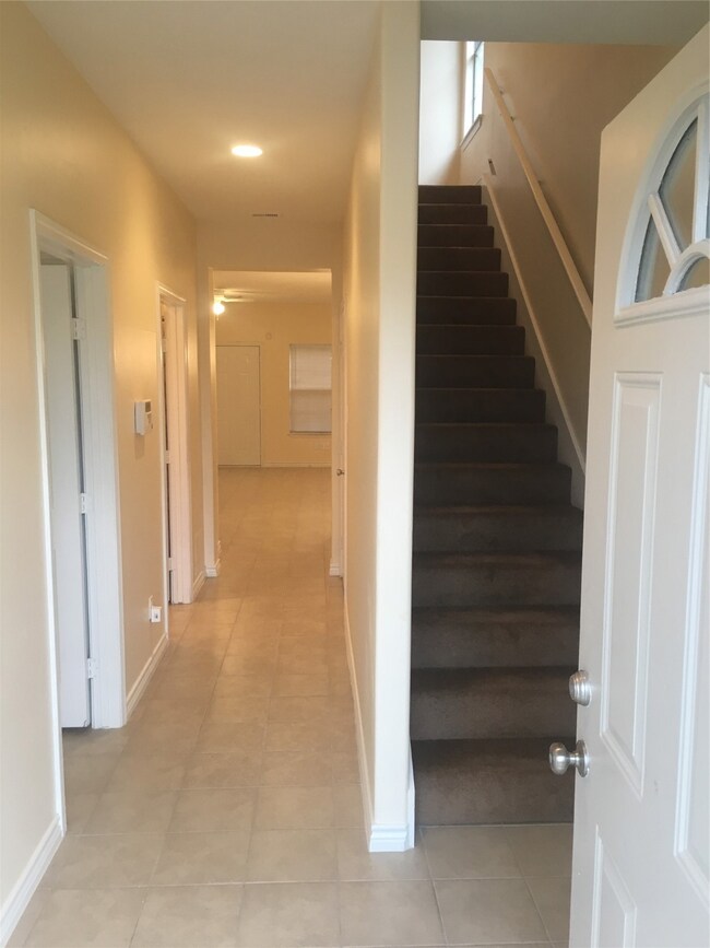 10642 Logger Pine Trail unit B, Houston, TX 77088 - photo 4