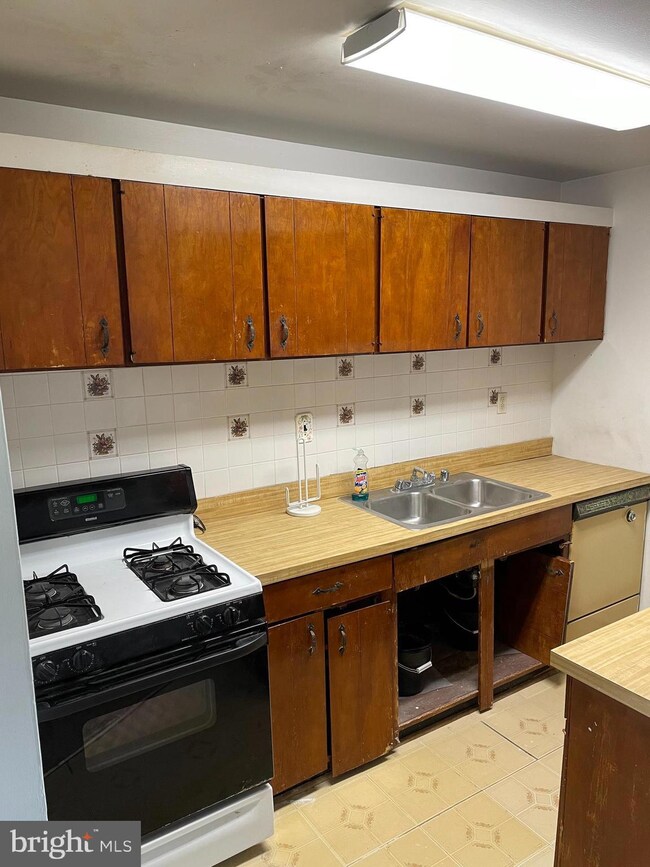 7617 Fontainebleau Dr unit 2145, New Carrollton, MD 20784 - photo 5