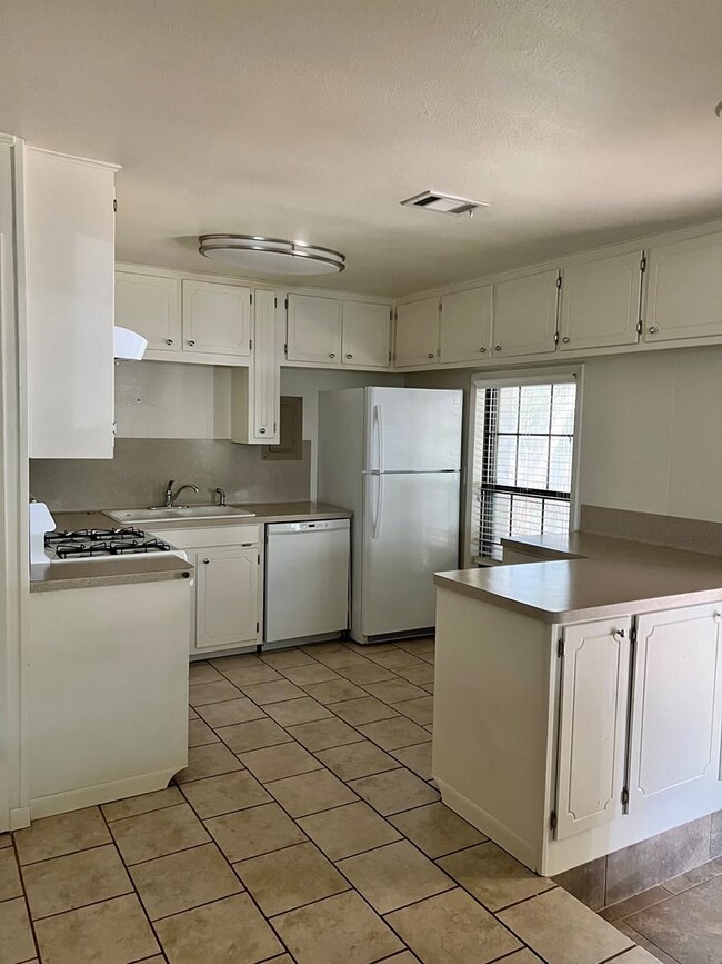 525 Burk St, Nacogdoches, TX 75964 - photo 5