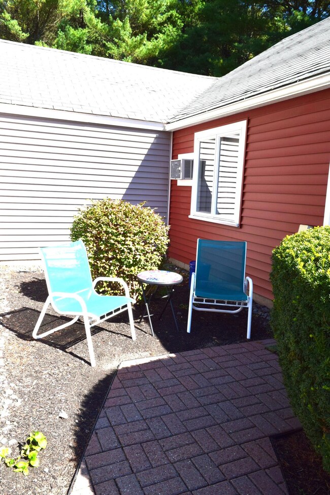 02-front sitting area