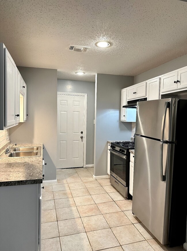 6918 Hirsch Rd unit 6916, Houston, TX 77016 - photo 5