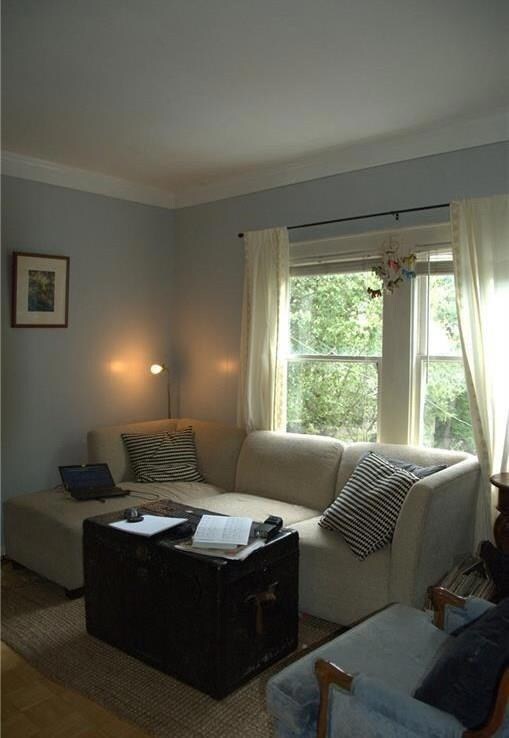 Living room with crown molding and wood finished 