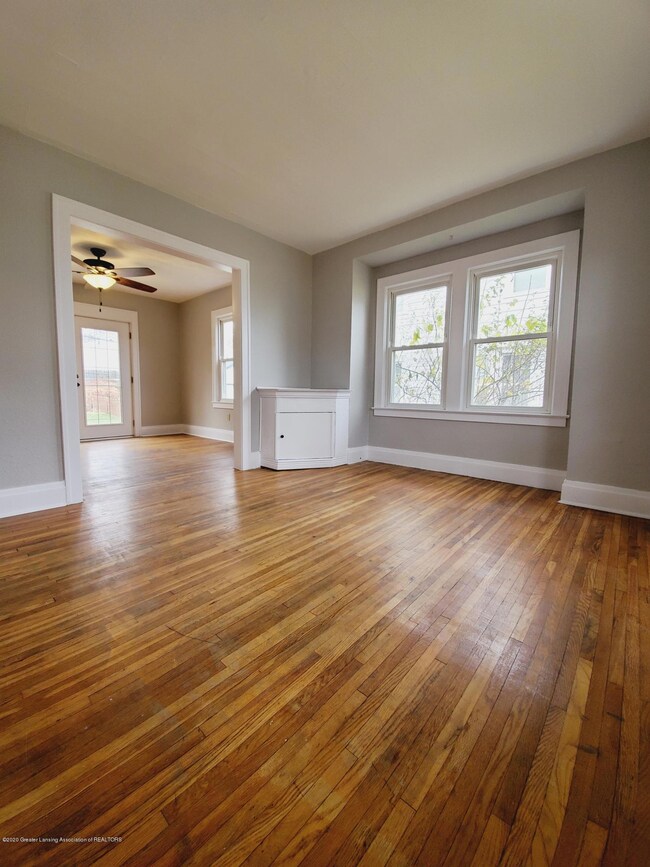 1504 Corbett St Lansing - Living Room