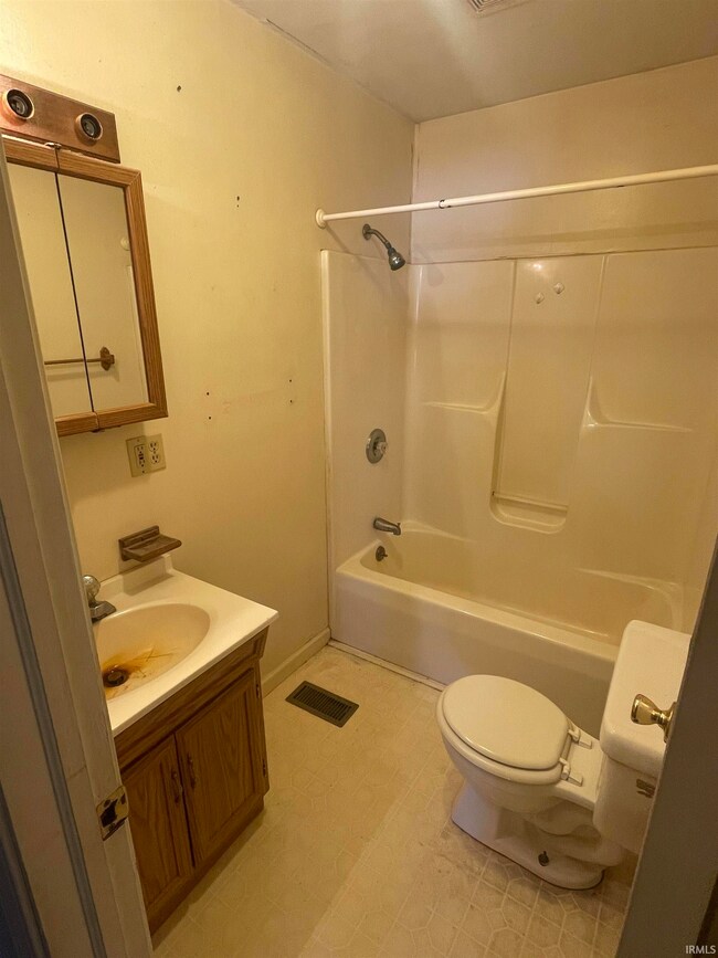 126 Walnut St unit 126 A,B, Marion, IN 46987 - photo 5